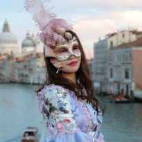 Mujer disfrazada en el carnaval de Venecia