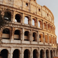 Vista laterale del Colosseo Romano
